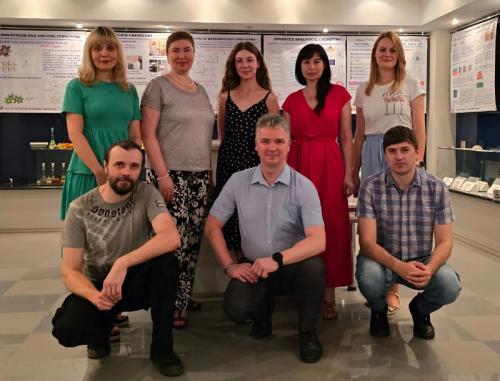 Команда виконавців проєкту: к.х.н. Яна Сахно, к.х.н. Наталія Пінчукова, аспірантка Дар’я Мяснікова, к.х.н. Ольга Колосова, к.х.н. Олеся Кулик (верхній ряд, зліва направо), к.х.н. Олександр Збруєв, чл.-кор. НАН України Валентин Чебанов, аспірант Ростислав Свояков (нижній ряд, зліва направо) Команда виконавців проєкту: к.х.н. Яна Сахно, к.х.н. Наталія Пінчукова, аспірантка Дар’я Мяснікова, к.х.н. Ольга Колосова, к.х.н. Олеся Кулик (верхній ряд, зліва направо), к.х.н. Олександр Збруєв, чл.-кор. НАН України Валентин Чебанов, аспірант Ростислав Свояков (нижній ряд, зліва направо)